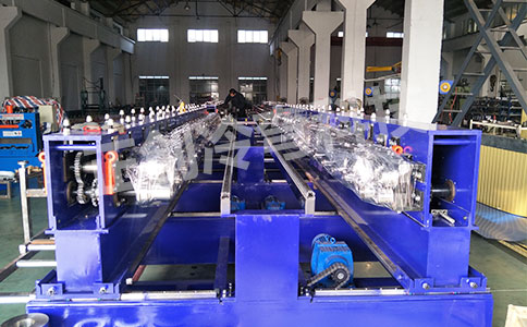 全自動PU彩鋼瓦發(fā)泡機(jī)