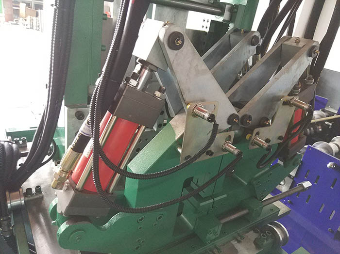  全自動C/Z型鋼一體機又叫C/Z互換壓型機,C、Z互換檁條機，是將C型機和Z型機合二為一的壓瓦機設備，為用戶提供的可通過PLC電腦控制在短時間內實現(xiàn)C/Z兩種型號各種規(guī)格檁條互換生產(chǎn)的高自動化檁條成型設備。正創(chuàng)品牌全自動C、Z互換檁條機生產(chǎn)過程完全自動控制，換規(guī)格時無須更換成型輥，徹底改變了使用C、Z兩種不同設備分別加工C、Z型兩種不同檁條的歷史，為用戶節(jié)省了大量的投資成本與場地空間。    C/Z互換檁條機產(chǎn)品亮點： 1、生產(chǎn)的C型檁條平直度好，具有良好的抗壓抗彎能力； 2、生產(chǎn)的Z型檁條可反向搭接安裝，連接點安裝強度加大； 3、全自動電控系統(tǒng)設有報錯裝置，確保生產(chǎn)線的安全穩(wěn)定； 4、驅動采用減速電機加變頻控制，速度控制，定長、定位準確可靠； 5、可以輥壓CZ兩種不同型材，節(jié)約了用戶的購買成本和場地空間； 6、無須更換成型輥便可實現(xiàn)兩種型號型材的轉換，速度快、效率高。  正創(chuàng)C、Z互換檁條機由導向、矯平裝置、2臺液壓沖孔裝置、液壓切斷裝置、電控系統(tǒng)、液壓系統(tǒng)等組成。該設備通過三個減速機，經(jīng)鏈輪齒輪固定轉動固定軸，實現(xiàn)不同型號檁條的互換，可通過手工旋轉固定旋轉板來實現(xiàn)C/Z互換，檁條輸入的長度、縱向孔距、數(shù)量等參數(shù)，設備即可進行自動沖孔、切斷、成型。全自動C/Z型檁條機具有運行穩(wěn)定可靠，沖壓孔精密度高，產(chǎn)量高，為廣大用戶帶來使用的便捷。  選型建議： 正創(chuàng)全自動C/Z型鋼一體機整機外形美觀、生產(chǎn)效率高，生產(chǎn)速度達到20m/min，其他常規(guī)參數(shù)有：成型輥道數(shù)為12道、機組*大切斷寬度300mm、*大剪切厚度3mm，如有特殊需求，建議您隨時撥打正創(chuàng)服務熱線：138-6180-1880，公司專業(yè)技術人員將會根據(jù)您的要求提供給您*為滿意的答復。  全自動C Z型鋼參數(shù)：